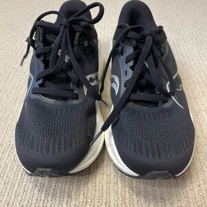 Saucony Triumph 21 Black White Womens Size 7 (Missing Insoles)